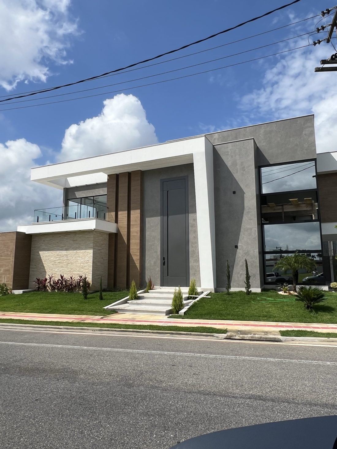 Fachada de casa contemporânea de alto padrão