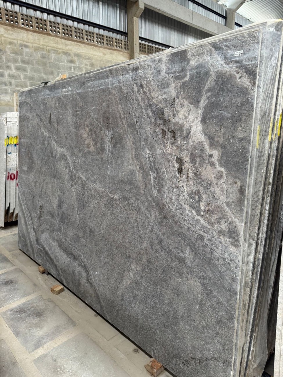 Chapa de travertino Silver em tons de cinza